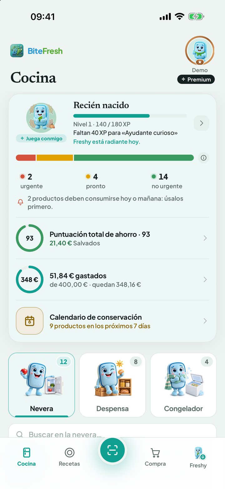 Cocina con resumen de frescura, puntuación de ahorro, presupuesto y lugares de almacenamiento